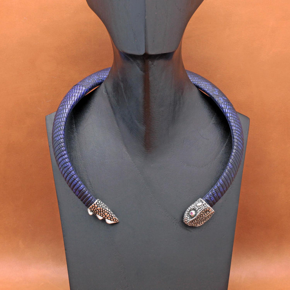 PYRAMID EXOTIC CHOKER WITH CHAMELEON HEAD CAPS