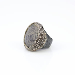 EXOTIC SKIN RING IN GREY WITH WHITE BRASS FEATHER CROWN