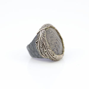 EXOTIC SKIN RING IN GREY WITH WHITE BRASS FEATHER CROWN
