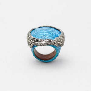 EXOTIC SKIN RING IN TURQUOISE WITH WHITE BRASS FEATHER CROWN