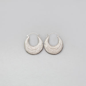 WHITE BRASS ROUNDED FEATHER HOOP EARRINGS