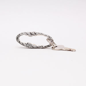 SILVER PLATED FEATHER MOTIF CARABINER KEYCHAIN